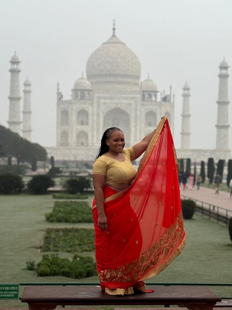 Rent a sari or kurta pajama for Taj Mahal visit & picture - Photo stops that make the rental feel worth it