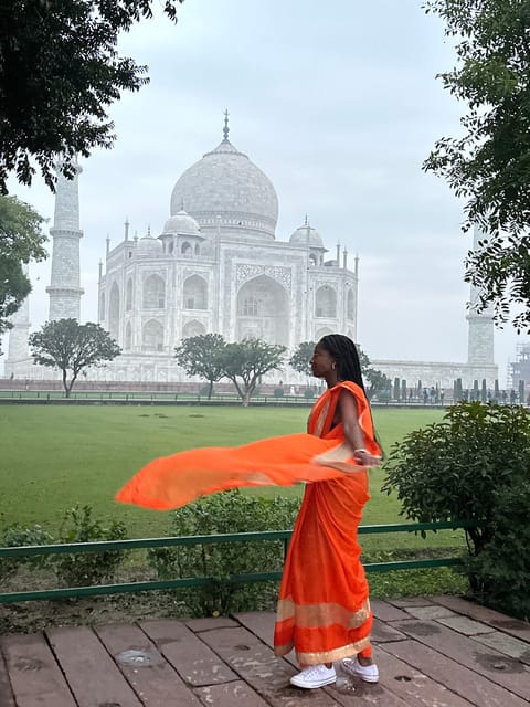 Rent a sari or kurta pajama for Taj Mahal visit & picture - Who should book this Taj Mahal sari and kurta rental