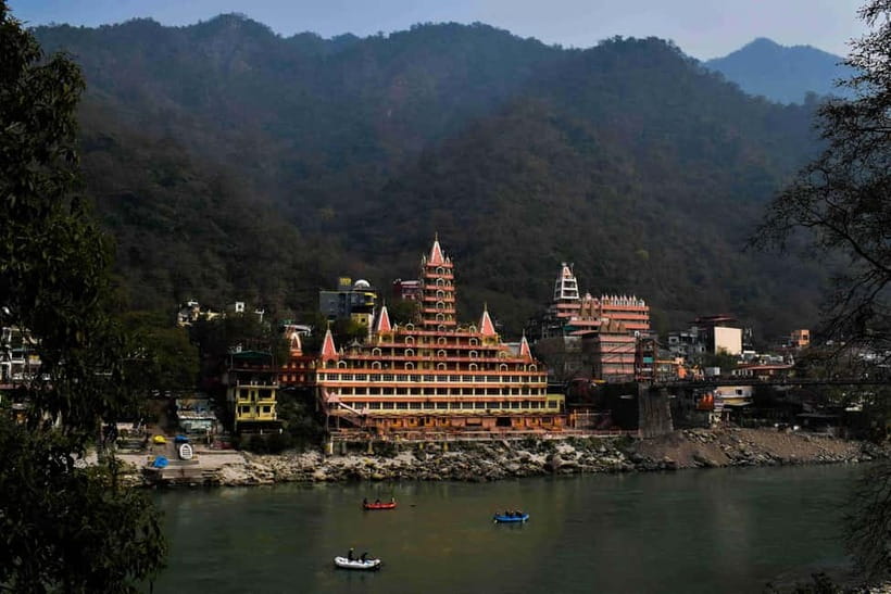 Rishikesh Spiritual Evening Tour with Sacred Ganga Aarti - Laxman Jhula: the iconic bridge stop that actually sets the mood