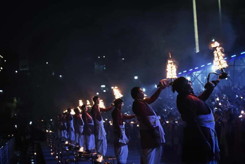 Rishikesh Spiritual Evening Tour with Sacred Ganga Aarti - Ram Jhoola and Ram Ghat: river closeness with a spiritual edge
