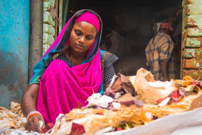 Sanjay Colony Slum Tour - The heart of the tour: All Surplus Store and the Sanjay Colony market atmosphere