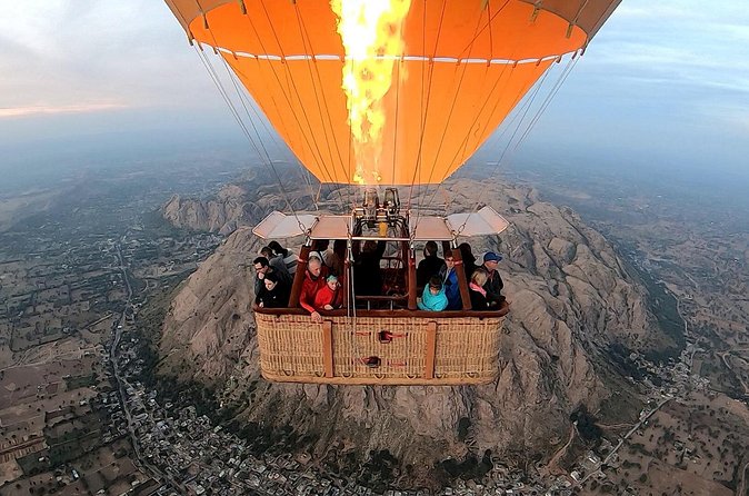 SkyWaltz Hot Air Balloon Safari - Crew and customer care: pilots like Cleto, organisers like Abinash, and smooth landings