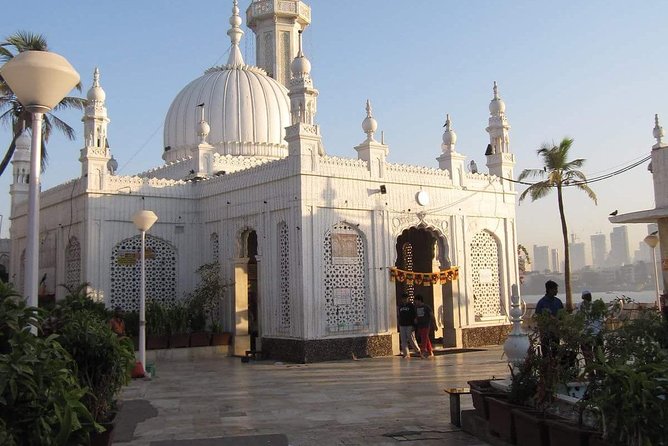 Spiritual & City Highlights: Private Mumbai Temple Tour by AC Car - Your guide can make or break the day (and this tour leans on strong personalities)
