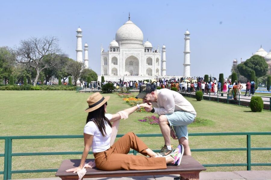 Taj Mahal with Professional Photoshoot - Taj Mahal photos without the usual scramble