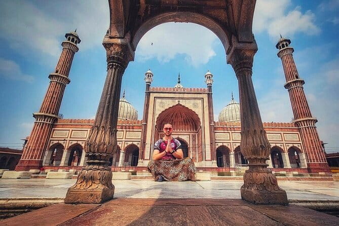 Temples, Bazaars & Food Tasting in Old Delhi with Female Guide - Fatehpuri Masjid, a 375-year-old landmark in the center of it all