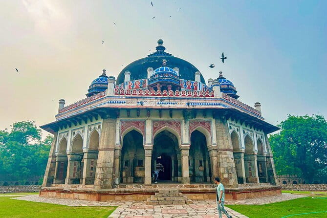The Best of Old and New Delhi: Full-Day Private Exploration - Gurudwara Bangla Sahib, a community kitchen moment you won’t forget