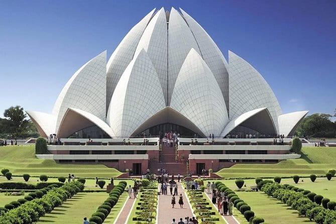 Tour a Nueva y Vieja Delhi Con Guía en Idioma Español - Big landmarks: India Gate and the Bahai shaped Lotus Temple