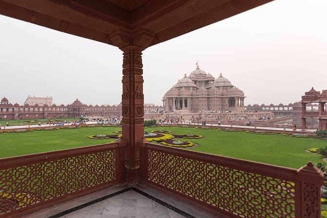 Tour to Akshardham temple with Guide and Delhi Transfer - Language guides: English, French, Spanish, and less guesswork