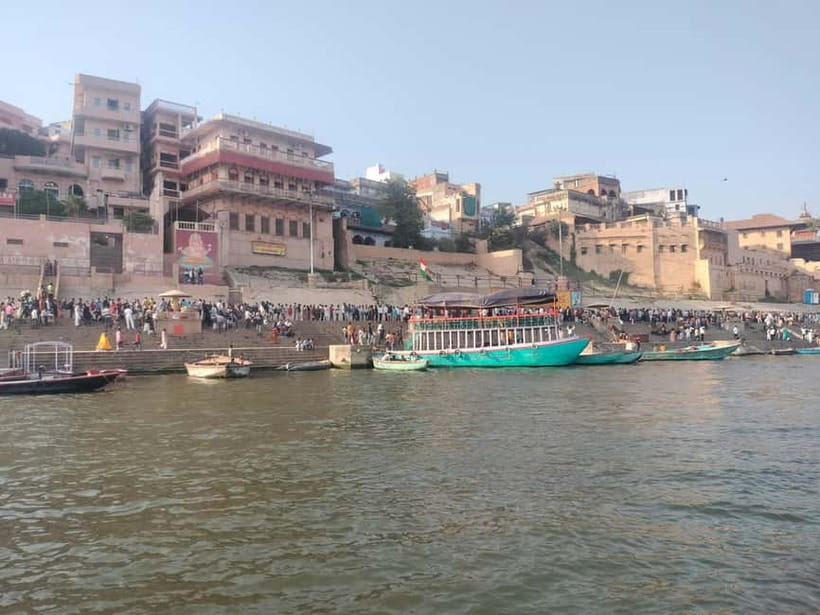 Tourist Guide English & Spanish Varanasi/Benares - Ganga Aarti on the river: why timing and seating matter