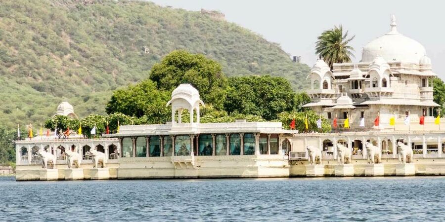 Udaipur: City Palace Museum Tour and Lake Pichola Boat Tour - Transportation, pickup, and how the day flows in 4 hours