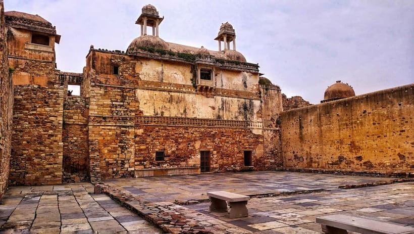 Udaipur: Guided Day Trip to Chittorgarh Fort - Padmini Palace: legend you can stand inside