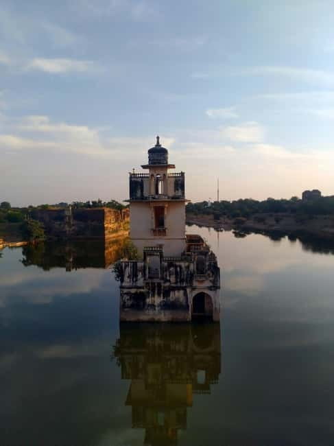 Udaipur: Guided Day Trip to Chittorgarh Fort - Walking Chittorgarh Fort: ruins, living spaces, and zigzag views