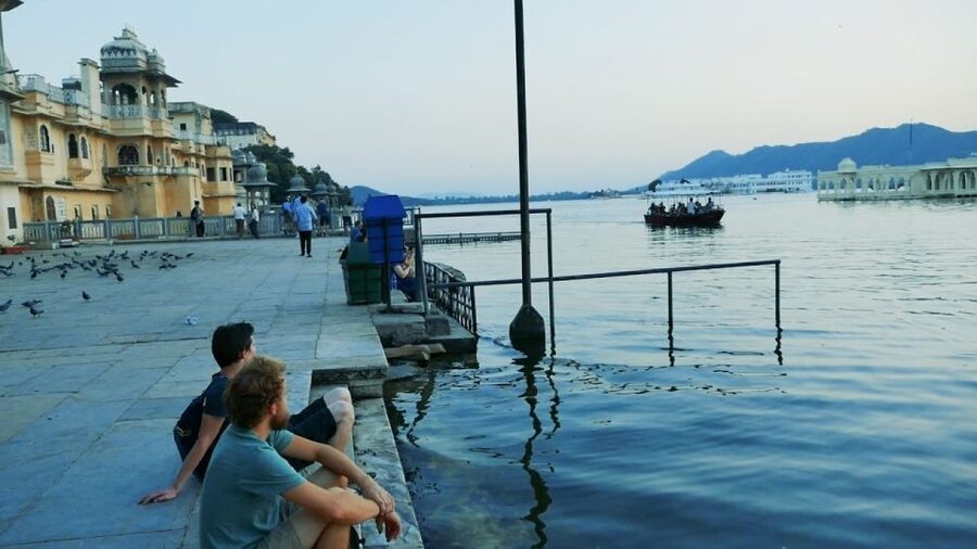 Udaipur: Guided Ghat Tour and Boat Ride - Should you book the Udaipur guided ghat tour and Lake Pichola boat ride?
