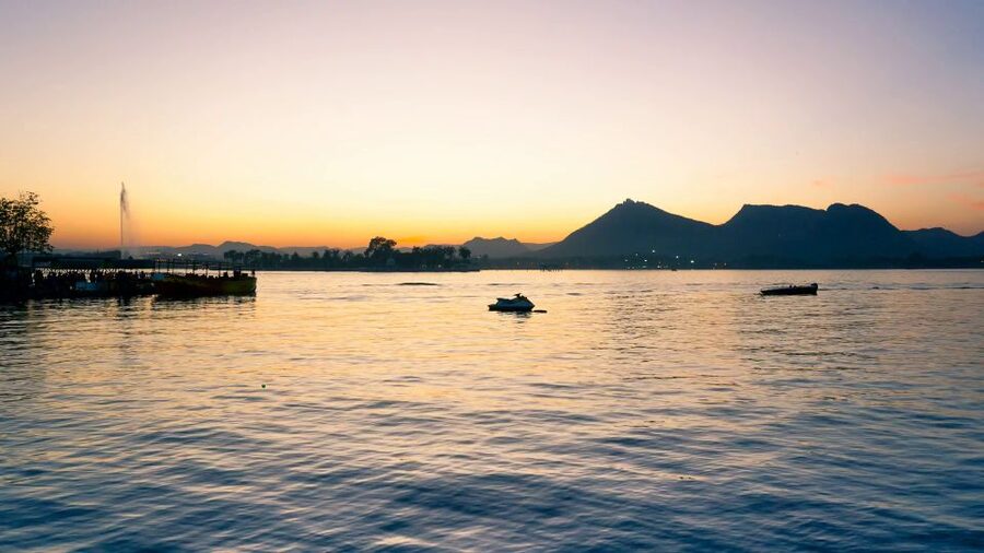 Udaipur: Guided Ghat Tour and Boat Ride - The ghat walk: stories on the steps of Hanuman, Nav, and beyond