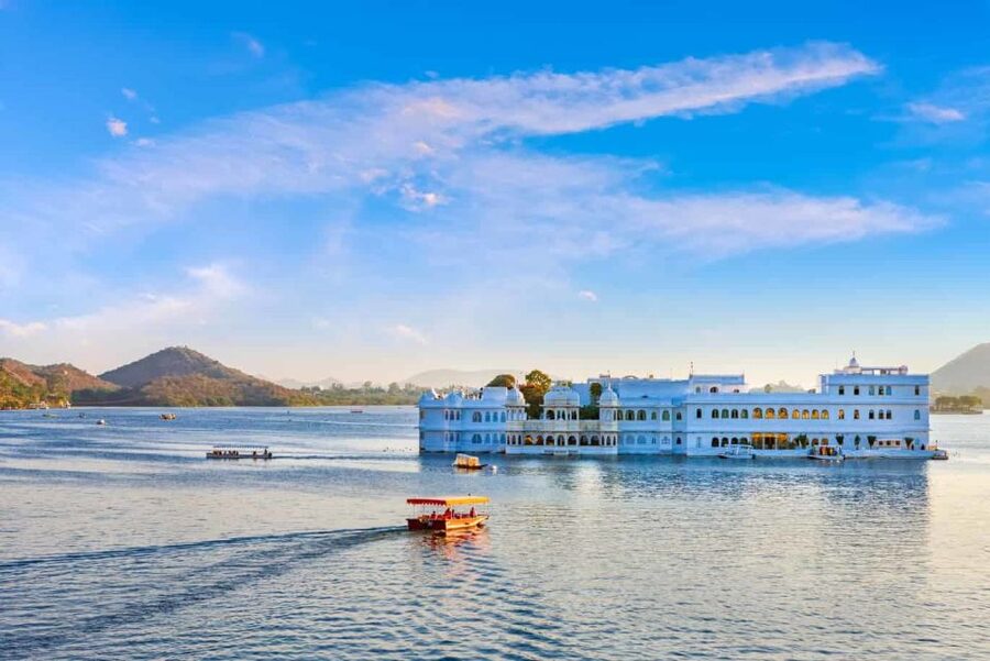 Udaipur: Guided Ghat Tour and Boat Ride - Gangaur Ghat and Lal Ghat: symbols and color you can actually see