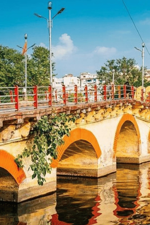 Udaipur: Guided Walking Tour of Ghats with Boat Ride - Key highlights worth showing up for