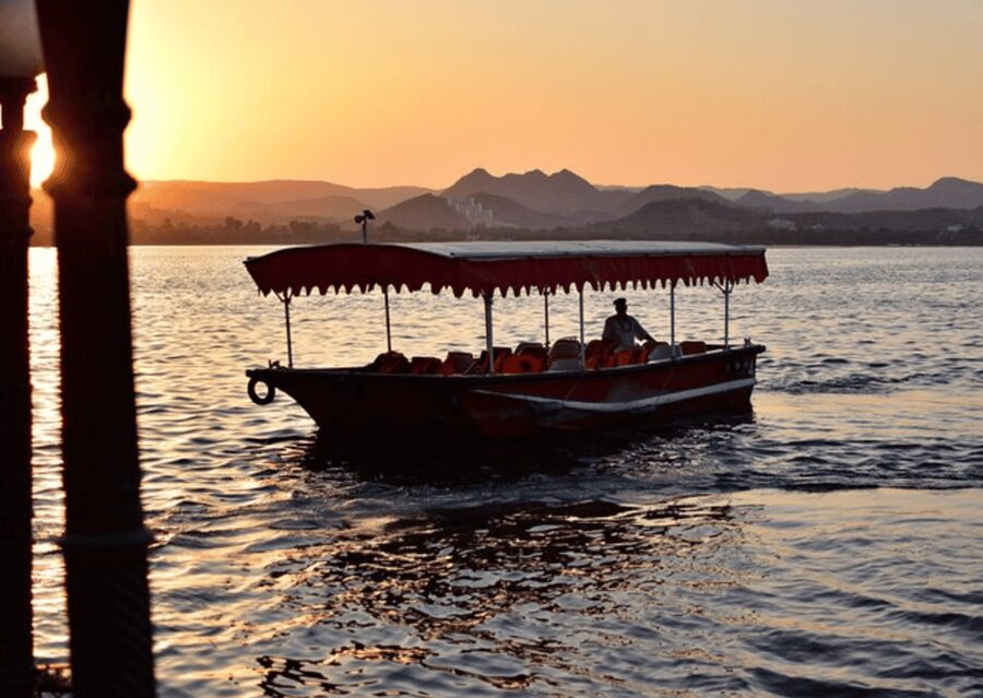 Udaipur: Guided Walking Tour of Ghats with Boat Ride - Hanuman Ghat and Nav Ghat: variety beyond the main postcard