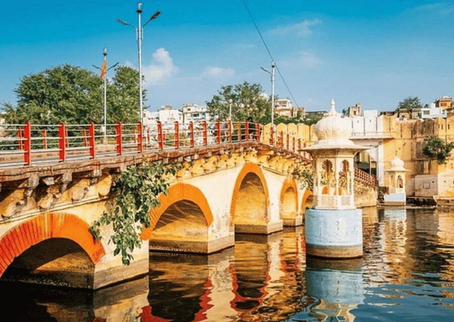 Udaipur: Guided Walking Tour of Ghats with Boat Ride - Ambrai Ghat: the romantic viewpoint that earns its reputation