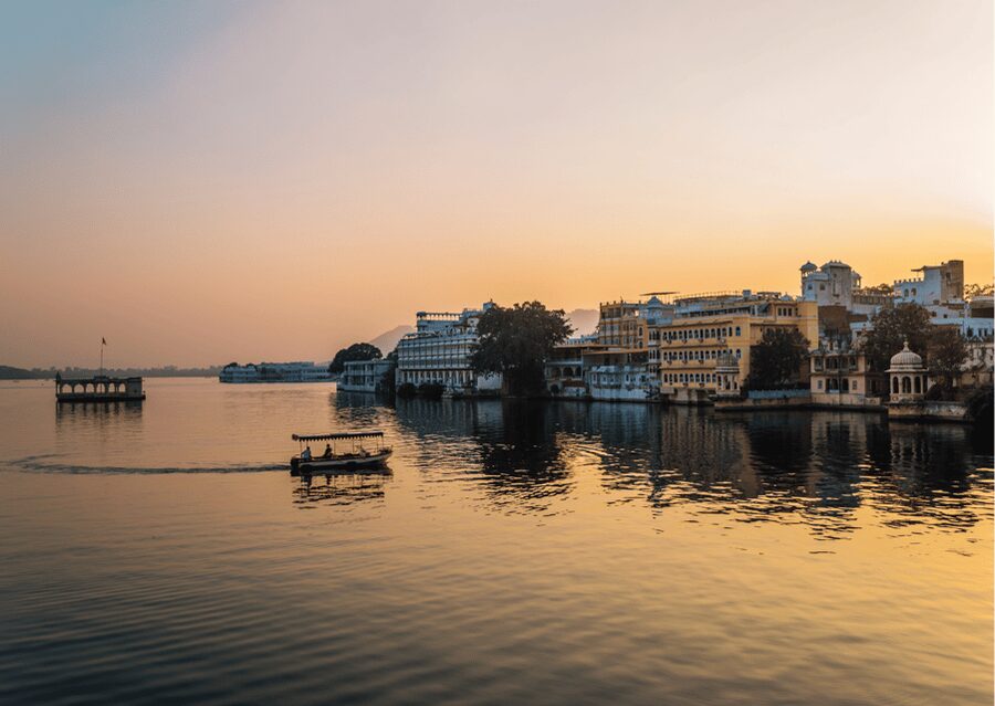 Udaipur: Guided Walking Tour of Ghats with Boat Ride - The boat ride on Lake Pichola, via Jag Mandir Palace
