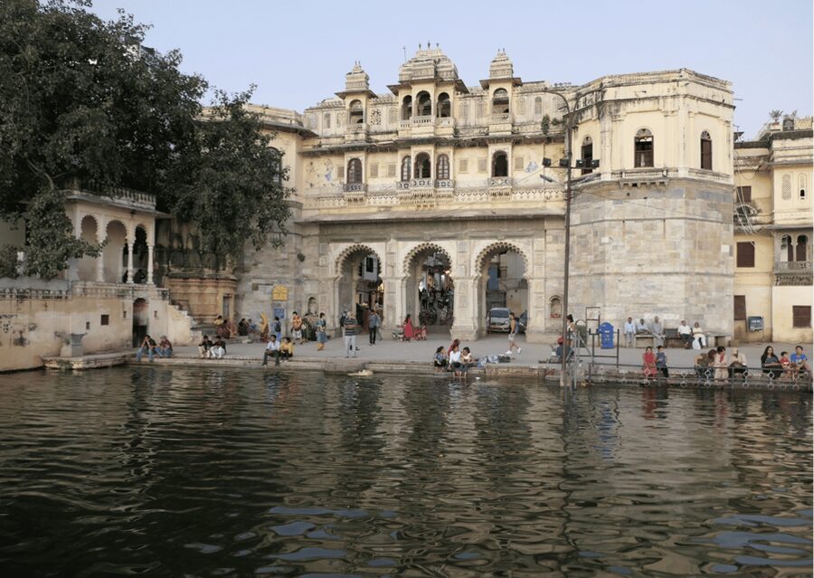 Udaipur: Guided Walking Tour of Ghats with Boat Ride - How the 2-hour format works on the ground