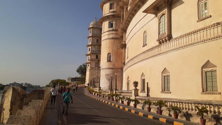 Udaipur Highlights: Private City Sightseeing guided tour - Meeting point, pickup, and the tone Manish sets