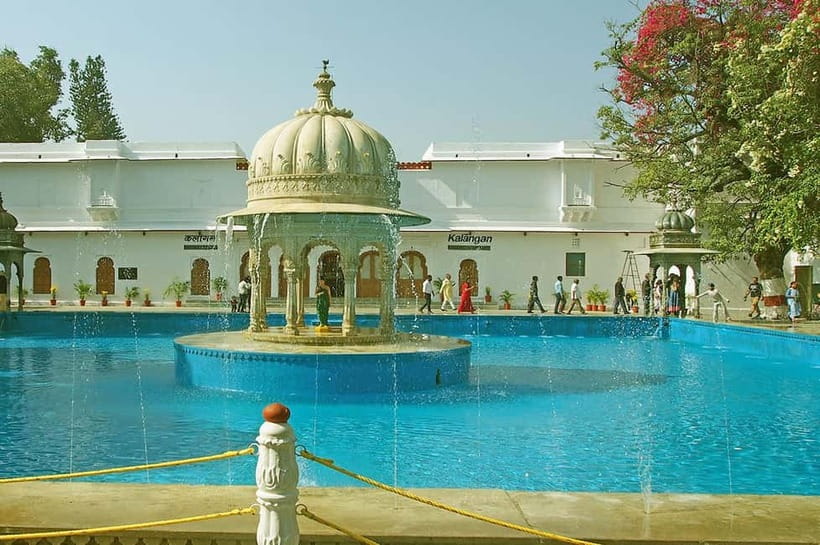 Udaipur: Private Full-Day Sightseeing Tour with a Tour Guide - Saheliyon ki Bari: Your Garden Pause Between Monuments