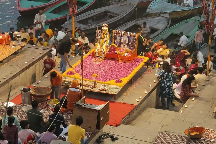 Varanasi: 3-Hour Evening Aarti Tour and Boat Ride - Priests, Devotees, and Akhada: More Than One Kind of Tradition