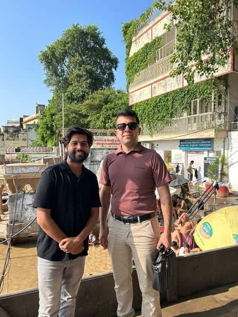 Varanasi: Ancient ghat walk tour with local guide - Starting at Pizzeria Vaatika Cafe, then Into Temple Lanes