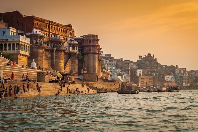 Varanasi Day Tour with Temples & Ganga Aarti – Dawn to Dusk - Evening Ganga Aarti at Dashashwamedh Ghat: what you will notice first
