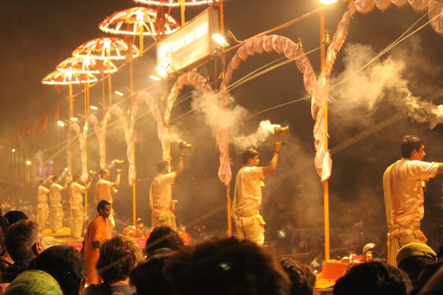 Varanasi: Ganga Arti Evening Light Ceremony on the Main Ghat - Arriving at Dashashwamedh Ghat: how the evening actually plays out