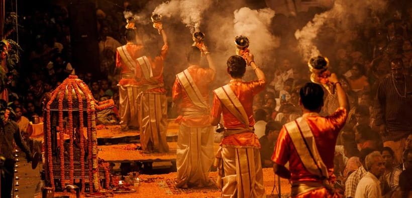 Varanasi: Half-Day City Tour & Evening Aarti with Boat Ride - Dasaswamedh Ghat at the right moment for Aarti