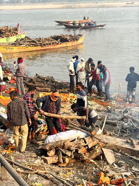 Varanasi: Manikarnika Ghat (Oldest Cremation Site) Tour - What the guided tour actually teaches you