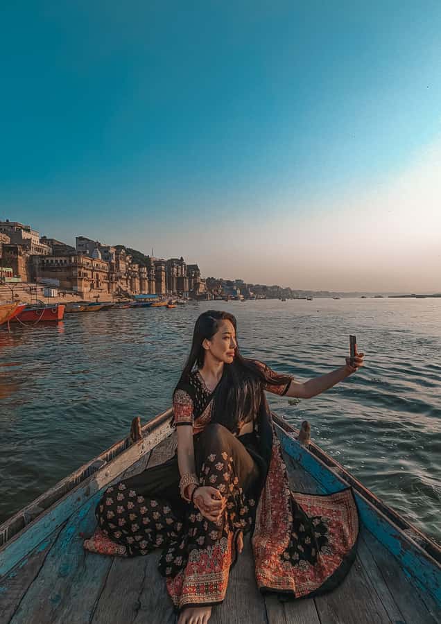 Varanasi: Private Heritage Walking Tour & Sunrise Boat Ride - Sunrise on the Ganges: rowing past Manikarnika and the ghats that have jobs