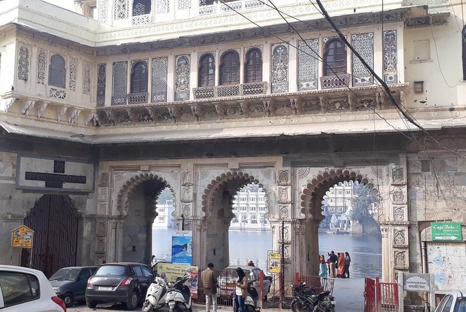 Walking Guided tour in Udaipur - Gangaur Ghat: where temple life shows up in everyday scenes