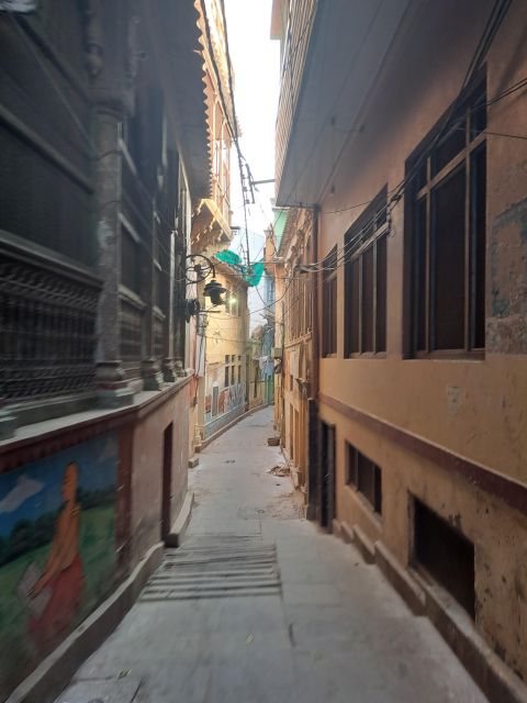 Walking Tour in the old part of the city of Varanasi - The giant mosque link: a powerful reminder of history changes