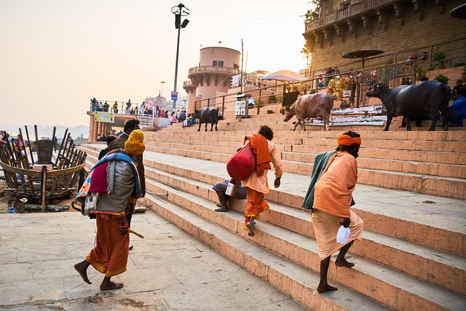 Walking tours - for an authentic Varanasi experience - Alamgir Mosque and Maa Sankata Devi, religions and daily life in the same lanes